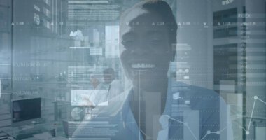 Ofiste gülümseyen bir iş kadınının mali veri işleme görüntüsü. küresel finans, iş ve dijital arayüz kavramı dijital olarak oluşturulmuş görüntü.