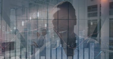 Ofiste gülümseyen bir iş kadınının mali veri işleme görüntüsü. küresel finans, iş ve dijital arayüz kavramı dijital olarak oluşturulmuş görüntü.