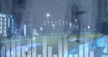 Finansal veri işleme ve şehir manzarasında yürüyen iş adamlarının resmi. küresel finans, iş ve dijital arayüz kavramı dijital olarak oluşturulmuş görüntü.