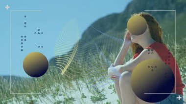 Sahilde soyut şekiller ve çizgilerle oturan kadın animasyonu örtüyor. Okyanus, rahatlama, tatil, dijital sanat, yaratıcılık, rahatlık