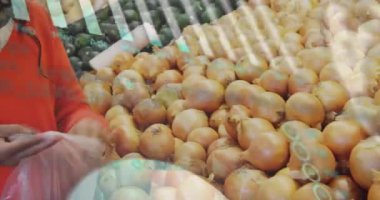 Kırmızı kazaklı biri geometrik desenli animasyon yerine soğana uzanıyor. Alışveriş, alışveriş, tasarım, üretim