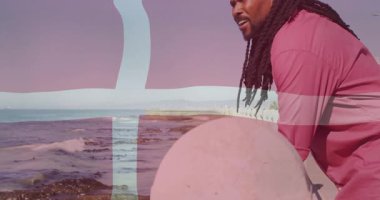 Danimarka bayrağıyla okyanusun kenarında duran, uzun saçlı adam. Seyahat, Danimarka, sahil, sahil, vatanseverlik, tatil