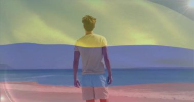 Sahilde dikilen ve kollarını renkli aurora animasyonuna açmış bir adam. Gece, manzara, huzur, doğa, açık hava, sükunet.