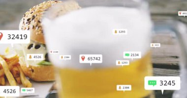 Dijital veri noktaları, masada hamburger ve patates kızartması ile örtüşüyor. Yiyecek, fast food, teknoloji, modern, yemek, yenilik