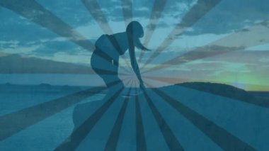 Neşeli bir şekilde, gün batımı animasyonunda insanın siluetinin üzerinden atlamak. enerji