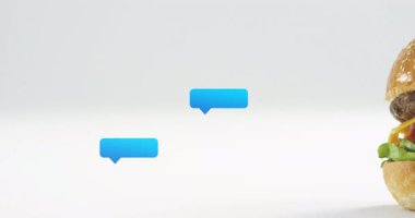 Beyaz arka planda hamburgerin etrafında hareketli mavi sohbet baloncukları. İletişim, teknoloji, fast food, dijital, mesajlaşma, internet