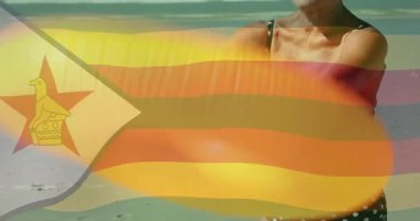 Yüzme şapkalı yaşlı kadın Zimbabwe bayrak animasyonunda plajın tadını çıkarıyor. tatil, boş zaman, yüzme, son sınıf, rahatlama, tropikal