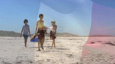 Kumsalda yürümek, arkadaşlar içki taşımak ve bayrak animasyonu eşliğinde serinlemek. Tatil, rahatlama, kutlama, tatil, boş zaman, arkadaşlık