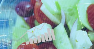 Bar grafiği ve ikili kod animasyonu taze sebze salatası arka planında. Teknoloji, veri, analitik, beslenme, dijital, finans