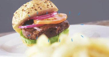 Hamburger ve patates kızartmasını kaplayan mavi çizgilerin animasyonu. Fast food, abur cubur, dijital grafikler, renk örtüsü, resimleme, atıştırmalık