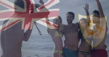 Bir grup arkadaş bayrak kaplama animasyonlu plaj fotoğrafı için poz veriyor. Yaz, tatil, arkadaşlık, seyahat, neşe, mutluluk