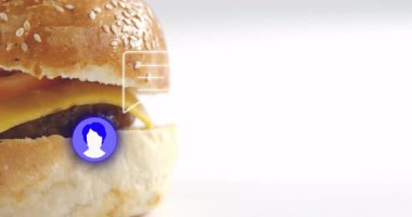 Peynirli ve domatesli burger, sohbet balonu ve profil ikonu animasyonu ile kaplanmış. Yemek, fast food, yemek, gurme, iletişim, arayüz