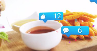 Hamburger ve patates kızartması, sosyal medya bildirimleri, ahşap masa üzerinde animasyon. Fast food, dijital, yemek, teknoloji, iletişim