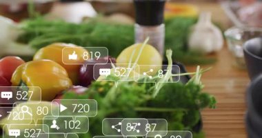 Sosyal medya bildirim simgeleriyle kaplanmış taze sebzelerin canlandırılması. sağlıklı beslenme, bildirimler, yiyecek, organik, dijital pazarlama, çevrimiçi etkileşim