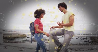 Sarı köpüklü animasyon kaplamalı deniz kenarında konuşan genç bir çift. Plaj, sohbet, dijital sanat, yaz tatili, tatil