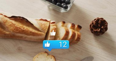 Masada dilimlenmiş ekmek üzerine sosyal medya simgelerinin canlandırılması. Gıda, kahvaltı, sosyal ağ, dijital, somun, internet