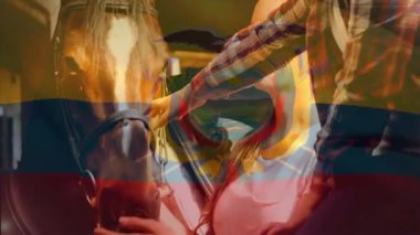 Ahırda, Ekvador bayrağı animasyon örtülü çocuk besleme atı. Çiftlik, tarım, çok kültürlü, gelenek, binicilik, etkileşim