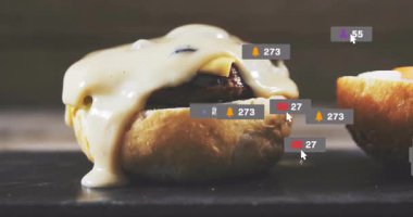 Erimiş peynirli hamburger ve yüzen sosyal medya simgelerinin animasyonu. Fast food, çedar, lezzetli, öğle yemeği, grafik tasarımı, markalaşma