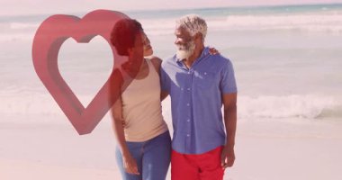 Sahilde yürüyorlar, yaşlı bir çift kalp animasyonuyla el ele tutuşuyorlar. Yaşlılar, romantizm, tatil, eğlence, okyanus, gezinti
