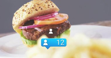 Patates kızartmalı sosyal medya animasyonu, arka planda burger bulanıklığı. Fast food, dijital, alarm, abur cubur, teknoloji, atıştırmalık