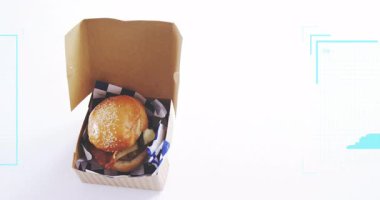 Beyaz arka planda dijital yüz tarama animasyonu olan kutuda hamburger. Fast food, teknoloji, yenilik, ambalaj, yüz tanıma, fütüristik