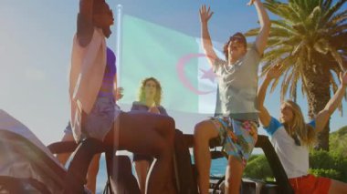 Kollarını kaldırarak kutluyorlar, Cezayir bayrağı animasyonu örtüyor. Kutlama, dostluk, zafer, vatanseverlik, birlik, kültür