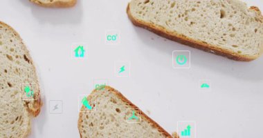 Ekmek dilimlerinin üzerine beyaz arkaplanı kaplayan çevre dostu ikonlar. Sürdürülebilirlik, organik, çevre, yeşil, yenilenebilir, aşçılık