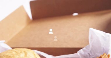 Hamburgerin, patates kızartmasının ve soğan halkalarının üstünde insan figürleri. Fast food, yemek, grup, iletişim, konfor, aperatif