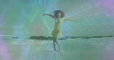 Sahilde neşeyle dönen, üzerinde animasyon olan sarı elbiseli çocuk. Çocukluk, oyun, açık hava, yaz