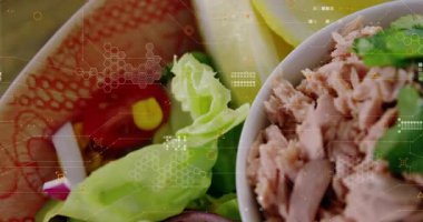 Sebzeli ton balığı salatası ve dijital veri işleme animasyonu. Sağlıklı, beslenme, yeşiller, diyet, teknoloji, görsel