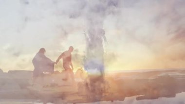 Gün batımında kumsalda yürüyorlar, hayali animasyon etkisi olan siluetli bir çift. Romantizm, tatil, sükunet, deniz manzarası, dinginlik, rüya gibi