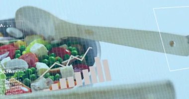 Şebeke arka planında veri işleme animasyonu olan taze salata malzemeleri. Sebzeler, beslenme, teknoloji, yenilik, analiz