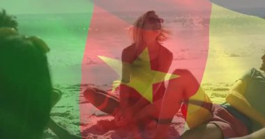 Kumsalda dinlenen, Kamerun bayrağı ve animasyon unsurları olan insanlar. Tatil, tropikal, tatil, deniz kenarı, dinlenme, turizm
