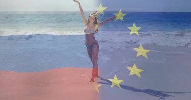 Sahilde yürüyen, Avrupa Birliği bayrağını taşıyan bir kadın. Tatil, deniz kenarı, vatanseverlik, seyahat, bağımsızlık, birlik