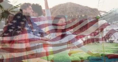 Amerikan bayrağının animasyonuyla dans etmek, farklı arkadaşların dışarıda kutlama yapması. Kutlama, vatanseverlik, birlik, çeşitlilik, festival