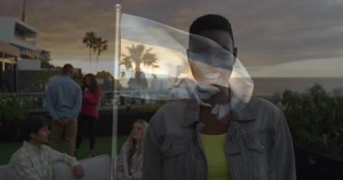 Elinde Arjantin bayrağı olan, gün batımı animasyonuna yakın bir yerde toplanan biri. Kutlama, vatanseverlik, toplum, birlik, ulusal gurur, neşe