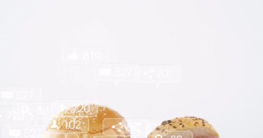 Okul ortamında sosyal medya bildirim simgelerine sahip iki hamburger animasyonu. Fast food, iletişim, dijital, etkileşim, eğitim