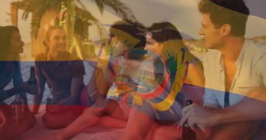 Sahilde, Ekvador bayrağı taşıyan genç yetişkinler animasyon buluşmalarıyla örtüşüyor. Tatil, sahil şeridi, kutlama, tropik, arkadaşlar, yaz