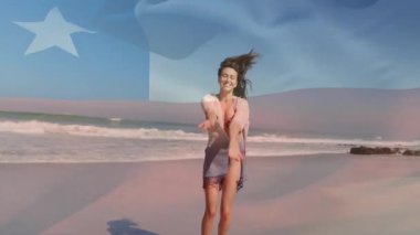 Kumlu sahilde yürüyen, arka planda okyanus dalgaları olan plaj elbiseli bir kadın. Deniz kenarı, tatil, tatil, rahatlama, güneşli, yaz