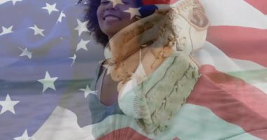 Amerikan bayrağında beyzbol eldiveni, vatanseverliği spor animasyonuyla sembolize ediyor. ABD, atletizm, gelenek