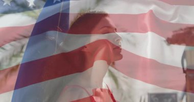 Kırmızı elbiseli kadının üzerine Amerikan bayrağı sallamak animasyon etkisi yaratıyor. Vatanseverlik, kutlama, şen, canlı, moda, yaratıcı