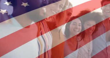 Amerikan bayrağıyla sırıtan çeşitli gruplar, açık havada kutlama yapıyorlar. Vatanseverlik, birlik, kutlama, arkadaşlık, birliktelik, çeşitlilik