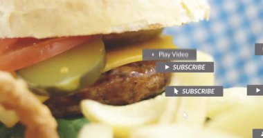 Hamburger ve turşu ve peynir üzerine sosyal medya bildirimleri. Yiyecek, fast-food, lezzetli, teknoloji, dijital, iletişim