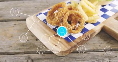 İçinde ağ bağlantısı olan soğan halkaları ve patates kızartması animasyonu. Fast food, aperatifler, teknoloji, bağlantı, dijital kaplama, abur cubur