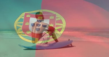 Plajda sörf tahtası tutan, üzerinde Portekiz bayrağı olan biri. Sörf, okyanus, Portekiz, seyahat, macera, yaz