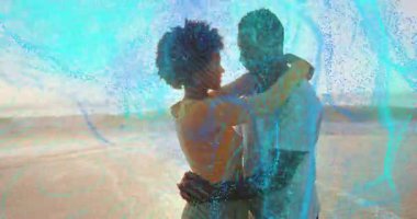 Soyut mavi ve yeşil desenli animasyonlarla kucaklaşan çift. Romantizm, dijital sanat, aşk, bağlantı