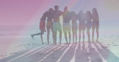 Sahilde kucaklaşmak, renkli animasyon ışık efektleri olan bir grup arkadaş. Arkadaşlık, kutlama, mutluluk, plaj partisi, gece, neon