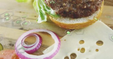 Tahta tahtada dilimlenmiş sebze ve peynir üzerine dijital simgeler. Gıda, sağlıklı, beslenme, yemek, teknoloji, fütüristik