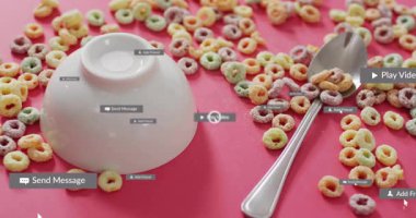 Kasede renkli mısır gevreği ve mutfakta dijital tebligatlar. Kahvaltı, teknoloji, akıllı telefon, iletişim, animasyon, sabah