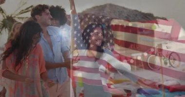Plaj partisini kutluyoruz, Amerikan bayrağı animasyonlarıyla dans eden arkadaşlar. Kutlama, yaz, deniz kenarı, vatansever, eğlenceli